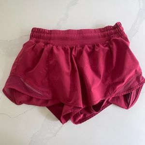 Lululemon Hotty Hot 2.5”, Size 2. Lightly worn.